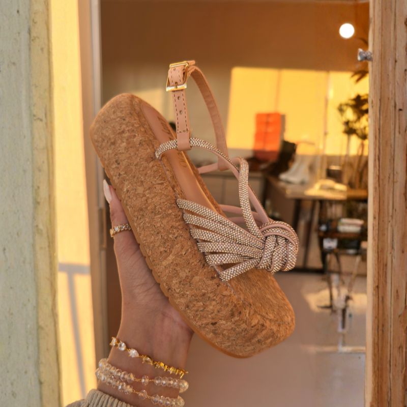 Sandália Feminina Vivia – Solado 4,5cm em Cortiça Natural com Strass e Fivela