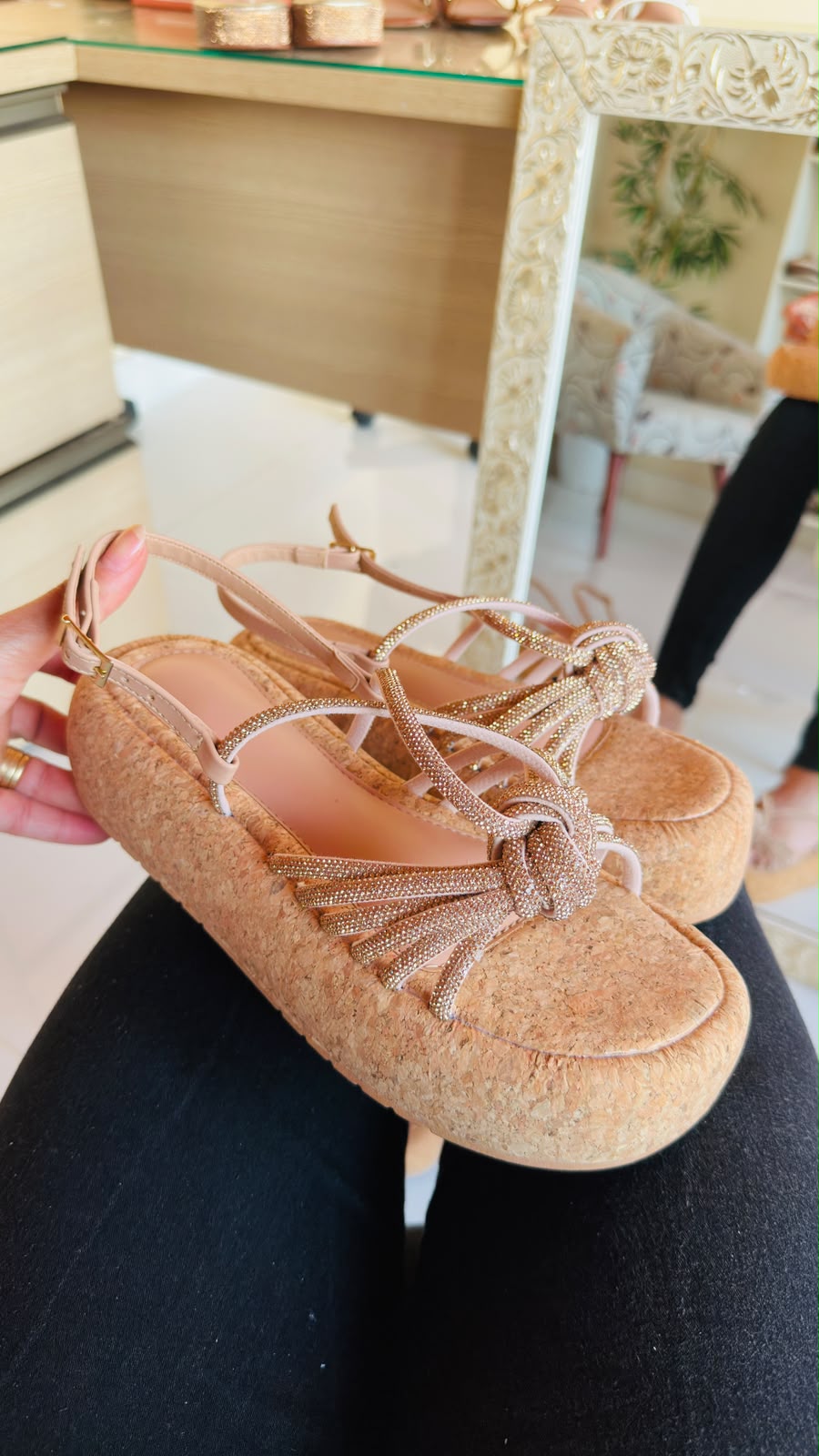 Sandália Feminina Vivia 4,5cm | Cortiça Natural, Strass e Conforto