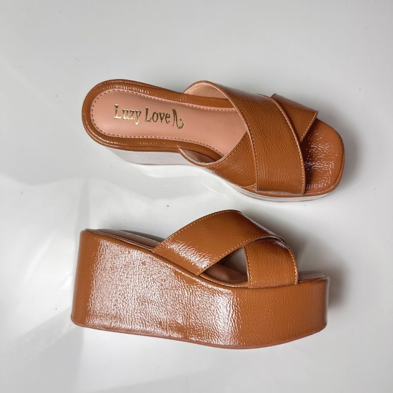 Sandália Feminina Plataforma Grazy Verniz Molhado Conforto